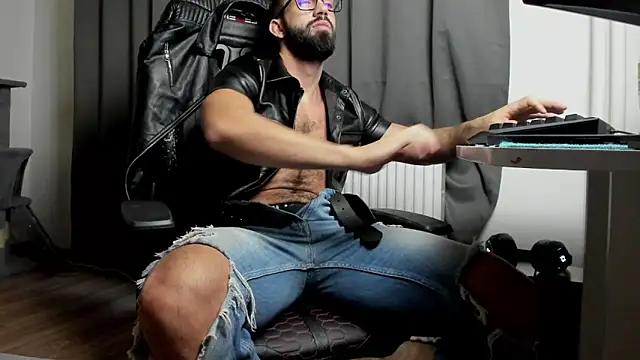 liamaesthetic online show from December 23, 6:11 am