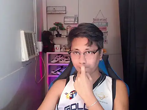 khael moreno online show from December 2, 4:07 am