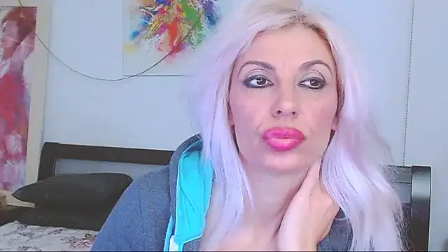 Snapshot of HoneyLara chatting on February 9, 8:56 pm HoneyLara online show from February 9, 8:56 pm