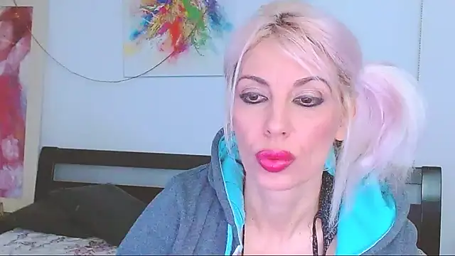 Snapshot of HoneyLara chatting on February 16, 10:32 pm HoneyLara online show from February 16, 10:32 pm