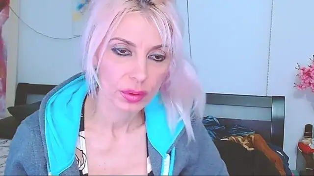 Snapshot of HoneyLara chatting on February 24, 5:33 am HoneyLara online show from February 24, 5:33 am