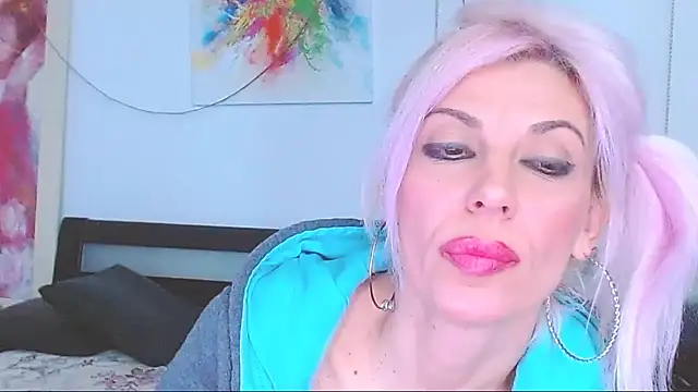 Snapshot of HoneyLara chatting on March 6, 1:05 am HoneyLara online show from March 6, 1:05 am
