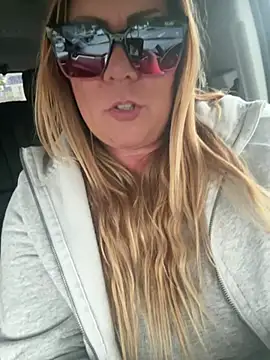 Snapshot of JESS_LOVES chatting on February 1, 12:51 am JESS LOVES online show from February 1, 12:51 am