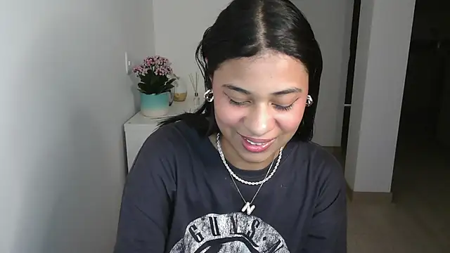 Snapshot of dark_enchantress_ chatting on December 12, 1:43 am dark enchantress online show from December 12, 1:43 am