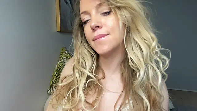 Snapshot of BelieveinEmliy chatting on December 30, 11:48 am BelieveinEmliy online show from December 30, 11:48 am