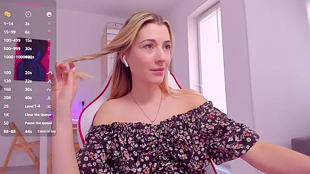 HotCarolineXO online show from March 9, 12:09 pm