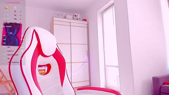 HotCarolineXO online show from March 10, 8:04 am