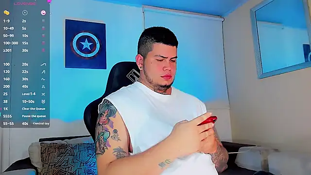 Snapshot of Thomas_chubbyxhot chatting on February 4, 4:48 am Thomas chubbyxhot online show from February 4, 4:48 am