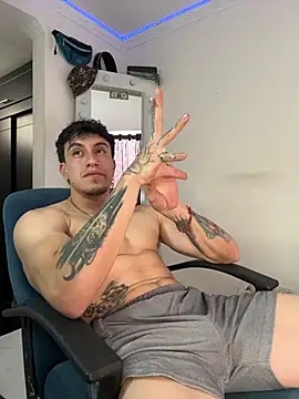 Snapshot of strongboy_ chatting on June 25, 5:17 pm strongboy online show from June 25, 5:17 pm