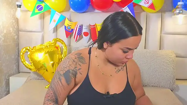 Snapshot of EmilyQueen3x chatting on June 25, 2:32 pm EmilyQueen3x online show from June 25, 2:32 pm
