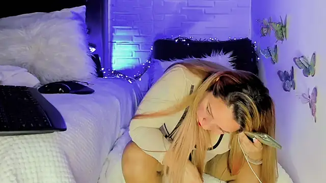 Snapshot of AndreaLombana chatting on January 14, 7:43 pm AndreaLombana online show from January 14, 7:43 pm