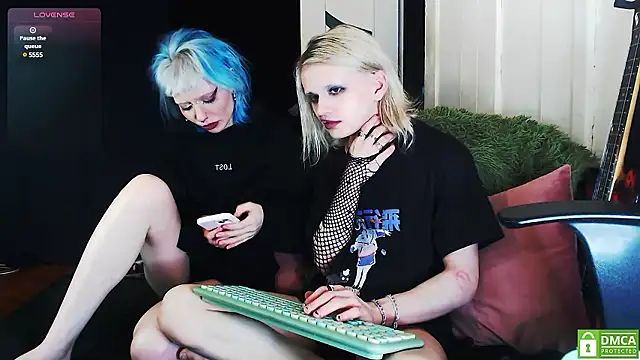 Snapshot of Alien_Bella chatting on December 9, 1:07 am Alien Bella online show from December 9, 1:07 am