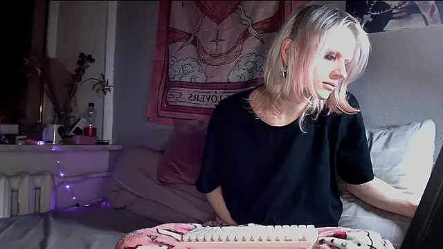 Alien Bella online show from March 14, 9:09 pm