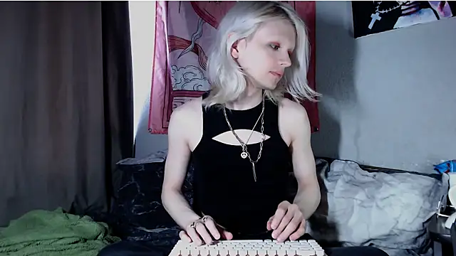 Alien Bella online show from July 22, 1:36 pm