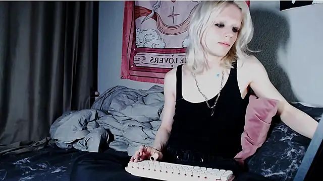 Alien Bella online show from August 5, 10:55 pm