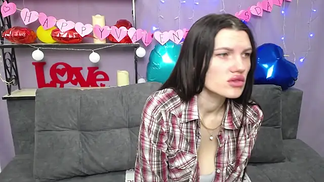 Snapshot of MilaLoona chatting on February 13, 7:03 am MilaLoona online show from February 13, 7:03 am