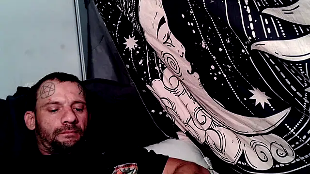 Snapshot of goodick4u28 chatting on December 15, 4:17 am goodick4u28 online show from December 15, 4:17 am