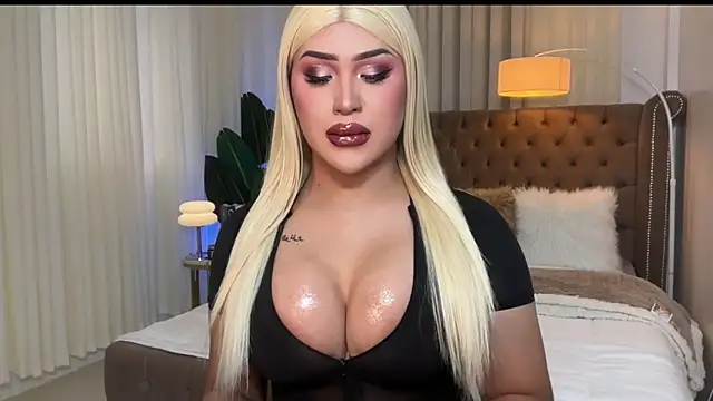 Snapshot of Your_Majesty_Tyra chatting on January 20, 5:37 am Your Majesty Tyra online show from January 20, 5:37 am