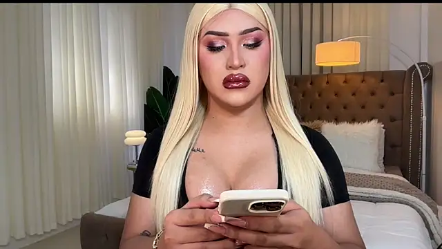 Snapshot of Your_Majesty_Tyra chatting on January 22, 5:37 am Your Majesty Tyra online show from January 22, 5:37 am