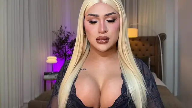 Snapshot of Your_Majesty_Tyra chatting on October 5, 3:43 pm Your Majesty Tyra online show from October 5, 3:43 pm