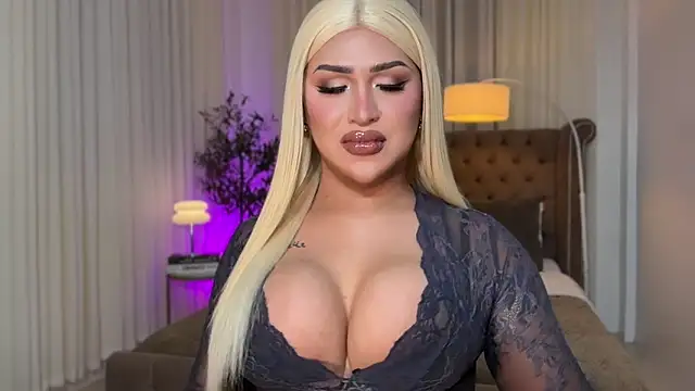 Snapshot of Your_Majesty_Tyra chatting on October 15, 5:18 am Your Majesty Tyra online show from October 15, 5:18 am