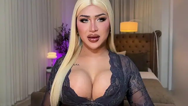 Snapshot of Your_Majesty_Tyra chatting on October 19, 4:02 am Your Majesty Tyra online show from October 19, 4:02 am