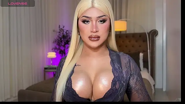 Snapshot of Your_Majesty_Tyra chatting on November 2, 4:26 am Your Majesty Tyra online show from November 2, 4:26 am