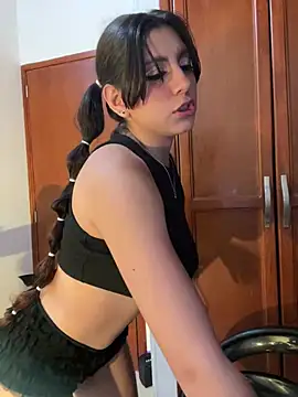 Snapshot of loolla_23 chatting on February 25, 3:52 am loolla 23 online show from February 25, 3:52 am