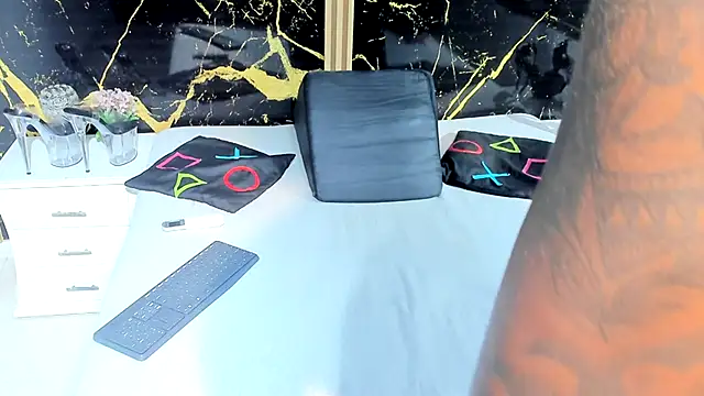 NahomyOwen online show from October 6, 12:24 pm