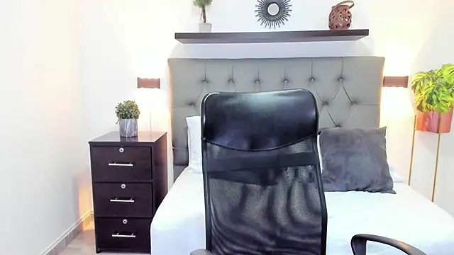 isabella florez online show from February 20, 6:13 pm