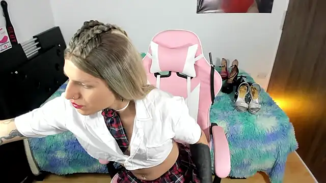 Snapshot of queenramoona-hot chatting on November 2, 8:11 pm queenramoona-hot online show from November 2, 8:11 pm