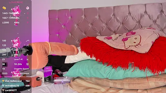 Snapshot of KloeePraga chatting on December 28, 10:23 pm KloeePraga online show from December 28, 10:23 pm