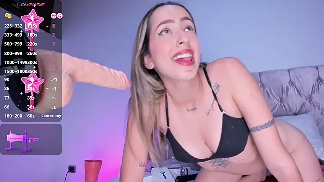 Snapshot of KloeePraga chatting on February 12, 2:45 am KloeePraga online show from February 12, 2:45 am