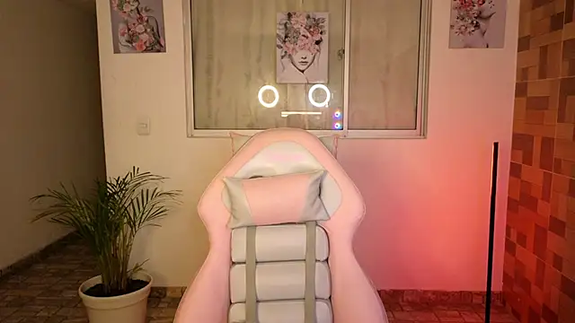 Snapshot of sexyladyy_ chatting on January 18, 11:21 am sexyladyy online show from January 18, 11:21 am