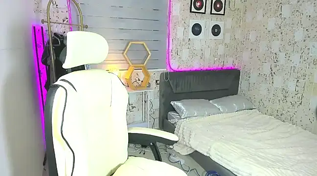 AlexandraMooree online show from January 13, 2:39 am