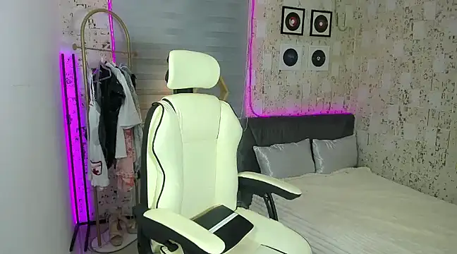 AlexandraMooree online show from January 17, 9:39 pm