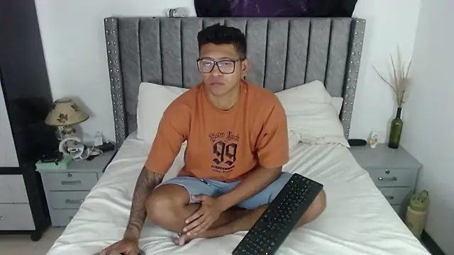 TomLover 12 online show from December 28, 5:03 pm