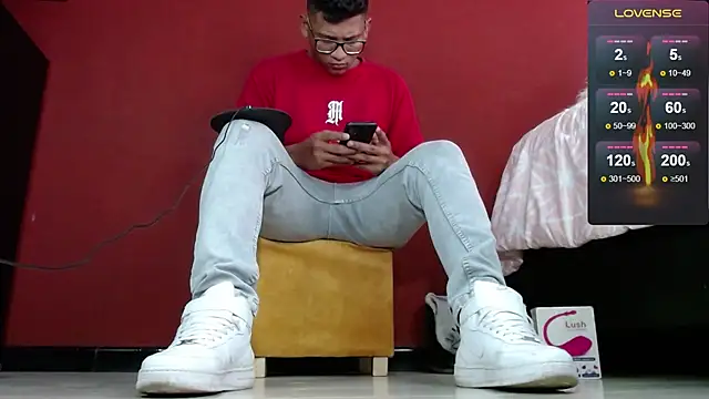 TomLover 12 online show from February 7, 7:17 pm