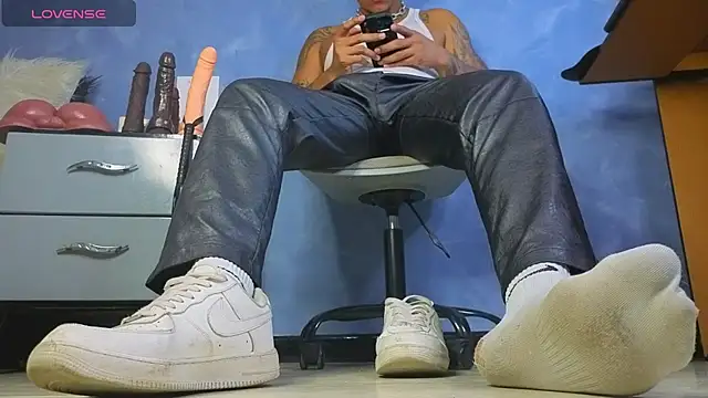 Snapshot of TomLover_12 chatting on August 4, 4:20 pm TomLover 12 online show from August 4, 4:20 pm
