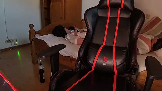 Snapshot of KmlBI26 chatting on October 30, 7:21 am KmlBI26 online show from October 30, 7:21 am