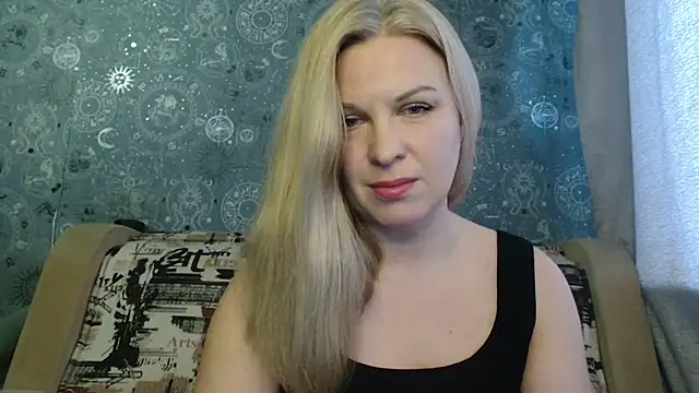 Snapshot of BlondeFox chatting on November 2, 5:43 am BlondeFox online show from November 2, 5:43 am