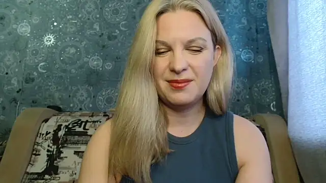 Snapshot of BlondeFox chatting on December 3, 5:04 am BlondeFox online show from December 3, 5:04 am