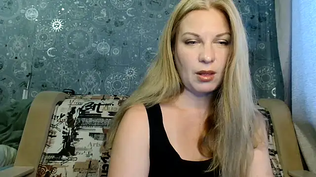 Snapshot of BlondeFox chatting on July 23, 4:10 am BlondeFox online show from July 23, 4:10 am