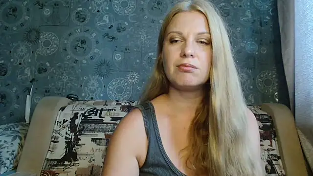 Snapshot of BlondeFox chatting on August 3, 5:39 am BlondeFox online show from August 3, 5:39 am