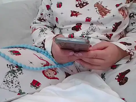 Snapshot of RealLittleRedRidingHood chatting on November 1, 5:59 pm RealLittleRedRidingHood online show from November 1, 5:59 pm