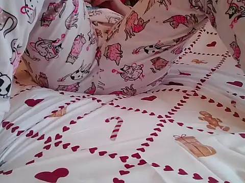 Snapshot of RealLittleRedRidingHood chatting on November 24, 1:00 pm RealLittleRedRidingHood online show from November 24, 1:00 pm