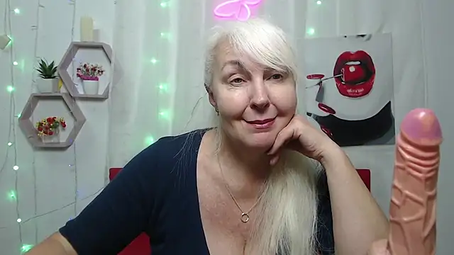 Snapshot of BlondyLeeBest chatting on January 19, 1:32 am BlondyLeeBest online show from January 19, 1:32 am