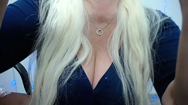 Snapshot of BlondyLeeBest chatting on January 27, 1:26 am BlondyLeeBest online show from January 27, 1:26 am