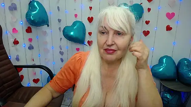 Snapshot of BlondyLeeBest chatting on February 2, 4:48 am BlondyLeeBest online show from February 2, 4:48 am