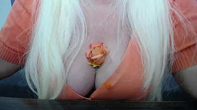 Snapshot of BlondyLeeBest chatting on February 16, 10:32 pm BlondyLeeBest online show from February 16, 10:32 pm